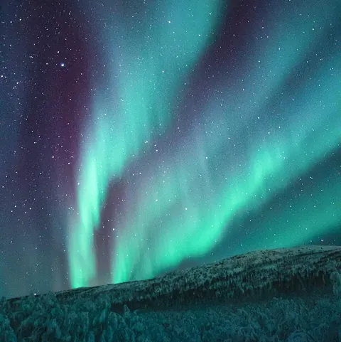 Nordlys over et fjell